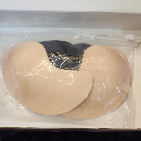 Set of 2 - Sticky Bras For Backless Dress Size A Cup (Beige&Black) - Picture 4 of 12